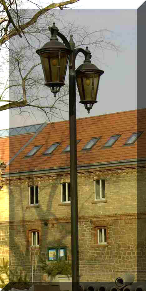 Historische und moderne Straßenbeleuchtung